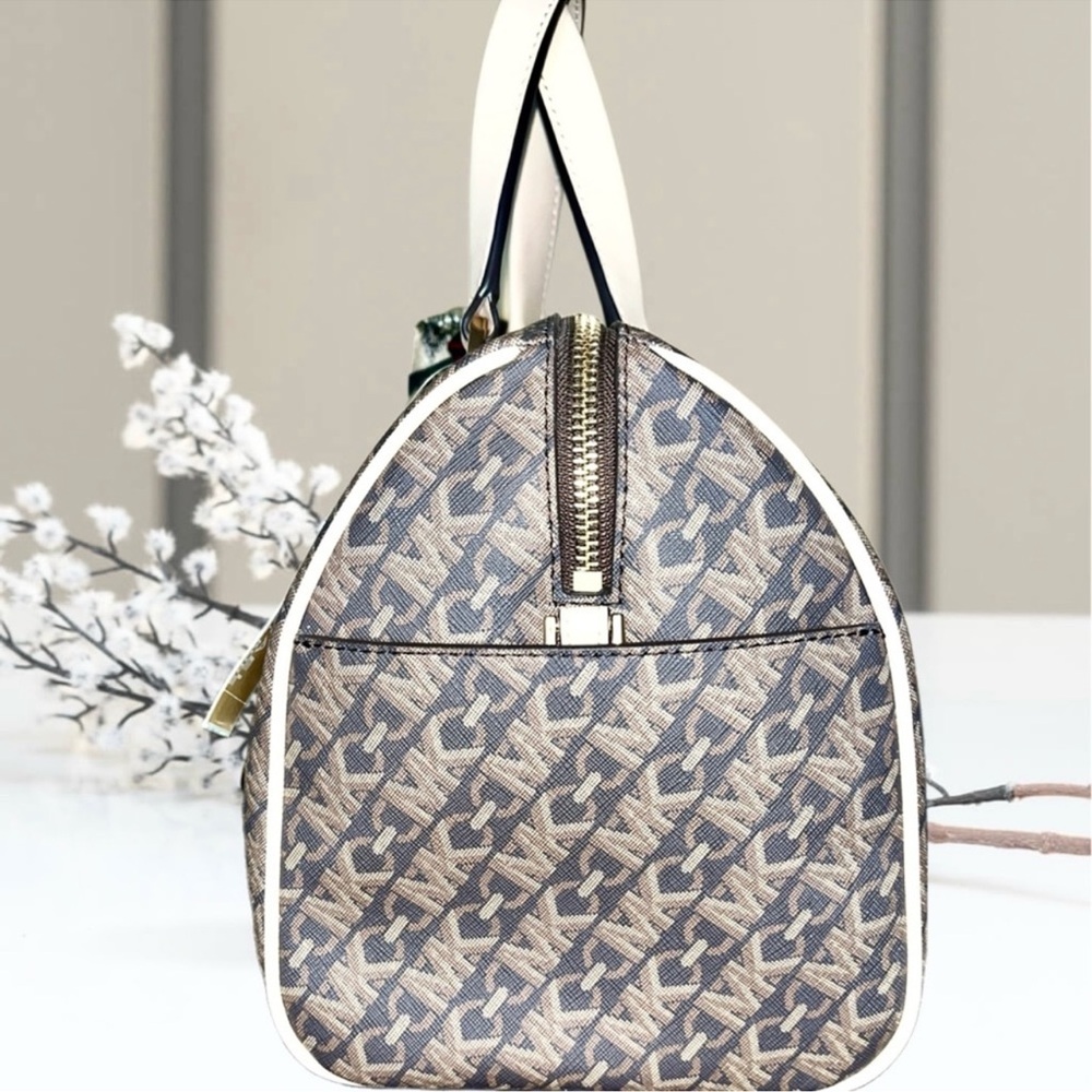 Michael Kors Boston Bag with Signature Style Design and
T-willy - Picture 5 of 16